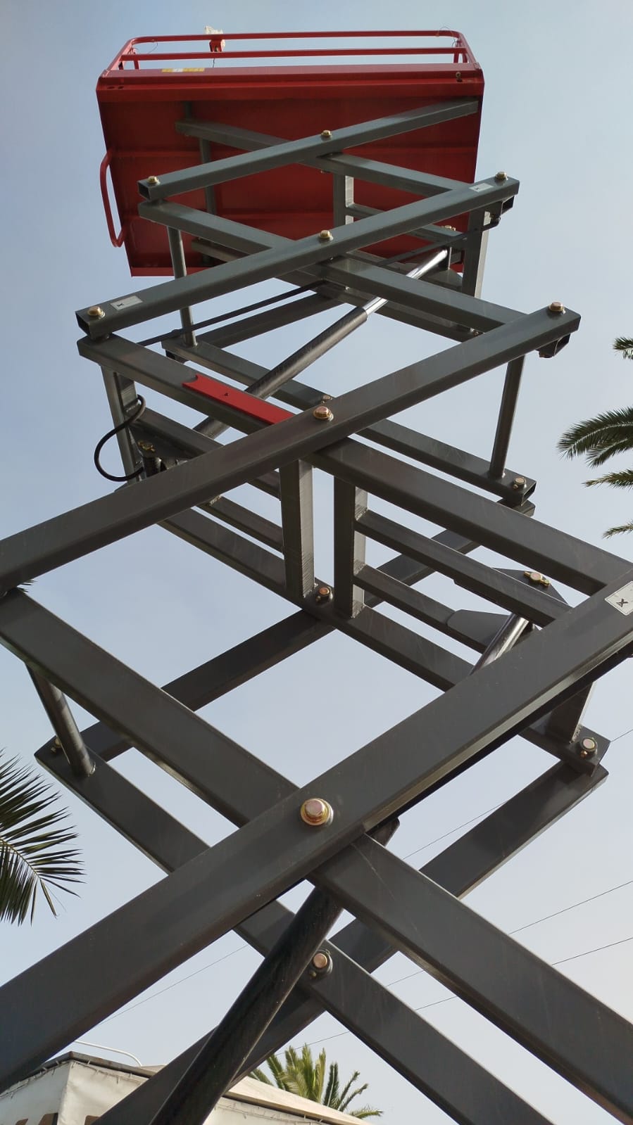 ELEVATORE SCISSOR A FORBICE CON PIATTAFORMA XL 900 ALTEZZA MAX 9 METRI