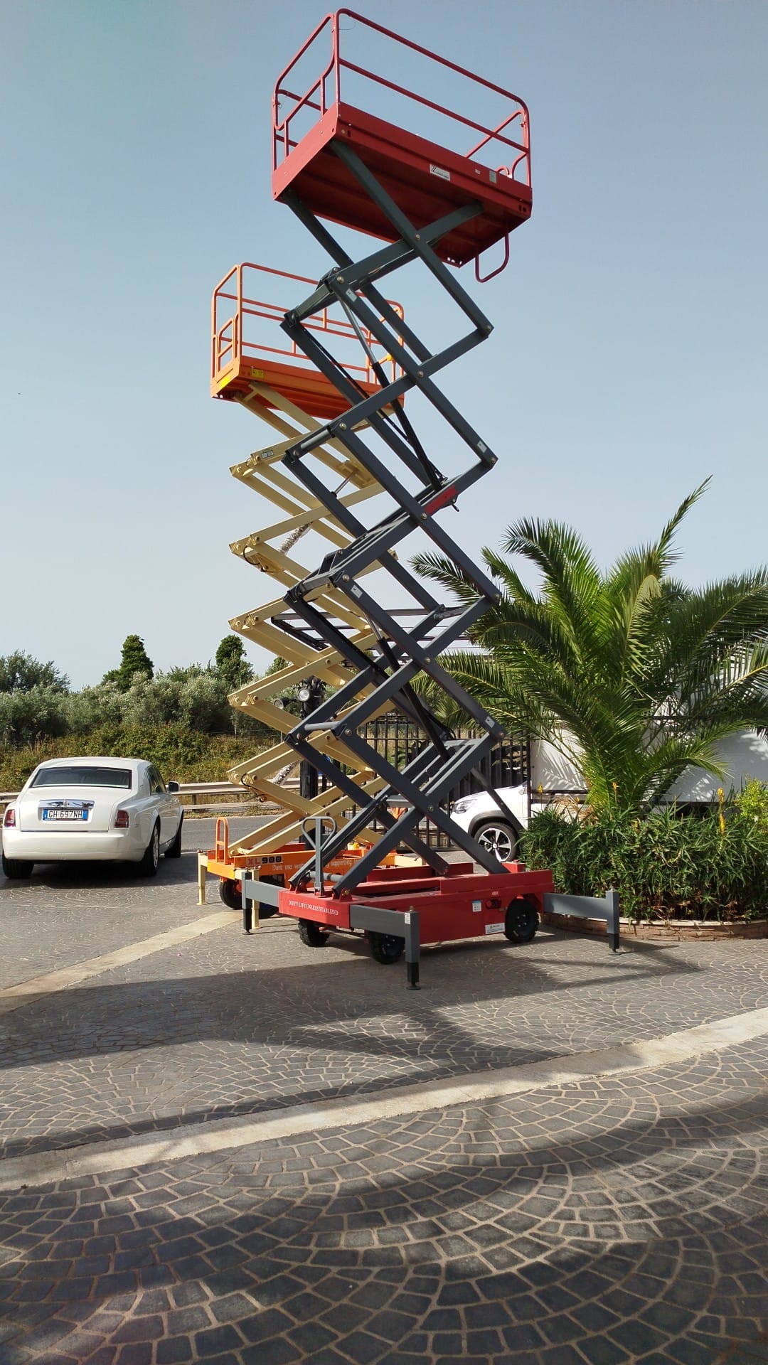 PIATTAFORMA ELEVATORE A FORBICE ZOOM LIFT 9000